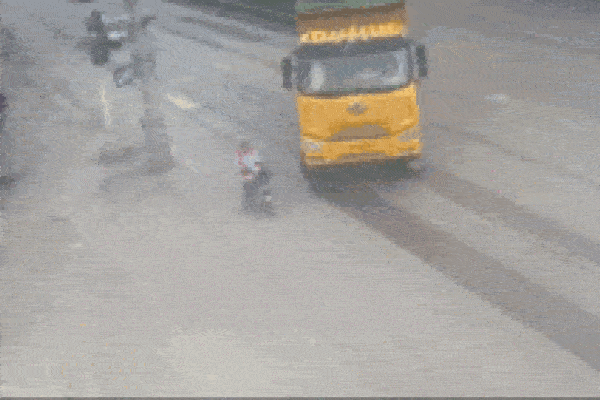 Lọt vào gầm ô tô tải, người phụ nữ may mắn thoát chết ngay dưới bánh xe