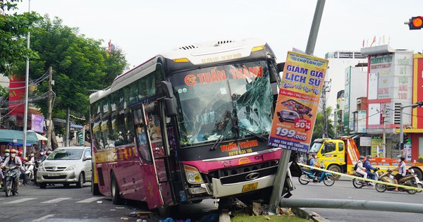 Tránh phụ nữ qua đường, xe khách chở 40 người lao thẳng lên dải phân cách, húc gãy trụ đèn-1