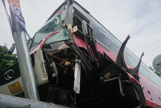 Tránh phụ nữ qua đường, xe khách chở 40 người lao thẳng lên dải phân cách, húc gãy trụ đèn-2