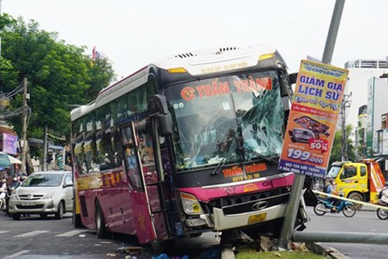 Tránh phụ nữ qua đường, xe khách chở 40 người lao thẳng lên dải phân cách, húc gãy trụ đèn