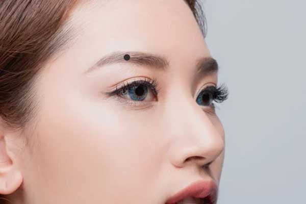 5 nốt ruồi dễ thấy trên gương mặt người phụ nữ giàu sang không ai sánh bằng, cả đời sống trong nhung lụa-2