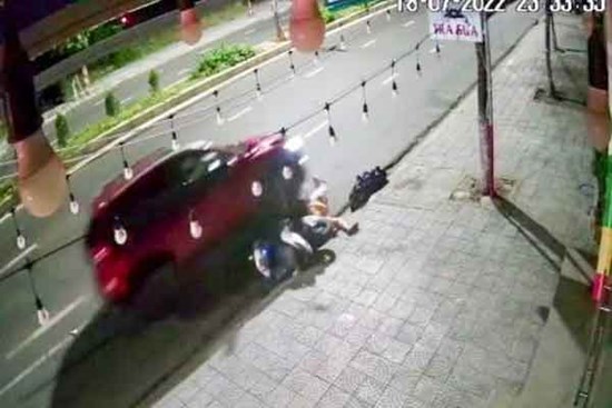 Ghen tuông, lái ô tô 'truy sát' vợ cũ và bạn trai
