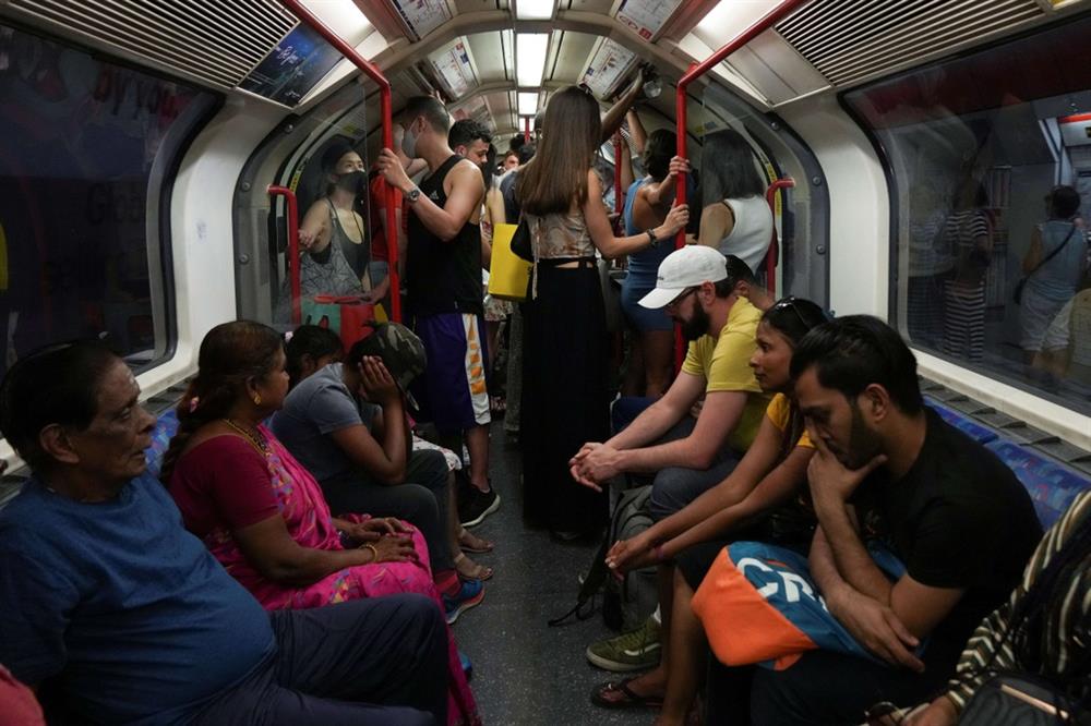 Người Việt ở Anh: Đi tàu điện London như ngồi trong lò nướng-3