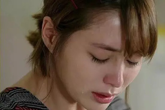 Từ khi tôi có thai, mẹ chồng ngày nào cũng nằm khóc, lúc chồng nói câu này mà nước mắt tôi giàn dụa