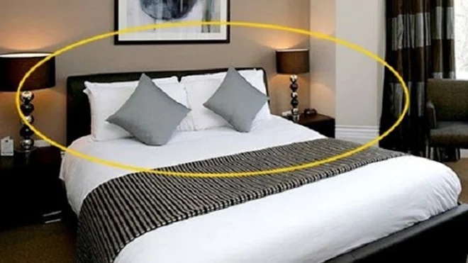 Vì sao phòng khách sạn nào cũng để gối vuông nhỏ trên giường: Nhiều người tưởng trang trí hóa ra sai bét-1
