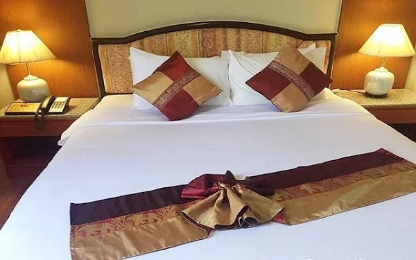 Vì sao phòng khách sạn nào cũng để gối vuông nhỏ trên giường: Nhiều người tưởng trang trí hóa ra sai bét-2