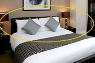 Vì sao phòng khách sạn nào cũng để gối vuông nhỏ trên giường: Nhiều người tưởng trang trí hóa ra sai bét