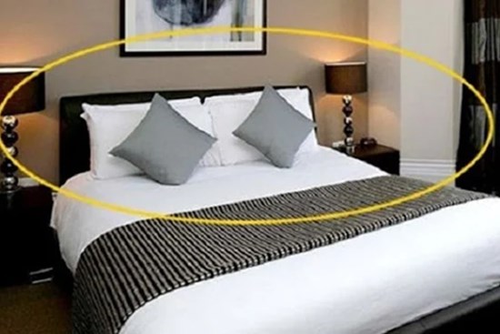 Vì sao phòng khách sạn nào cũng để gối vuông nhỏ trên giường: Nhiều người tưởng trang trí hóa ra sai bét