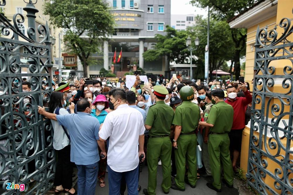 Cảnh sát áp giải 2 bị cáo bạo hành bé gái 8 tuổi đến tòa-1