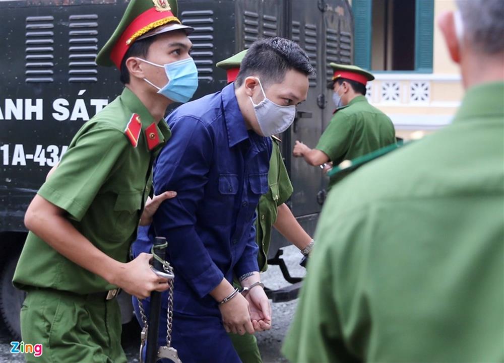 Cảnh sát áp giải 2 bị cáo bạo hành bé gái 8 tuổi đến tòa-3