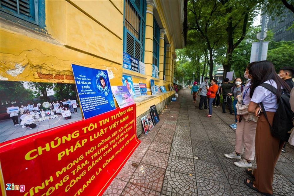 Cảnh sát áp giải 2 bị cáo bạo hành bé gái 8 tuổi đến tòa-4