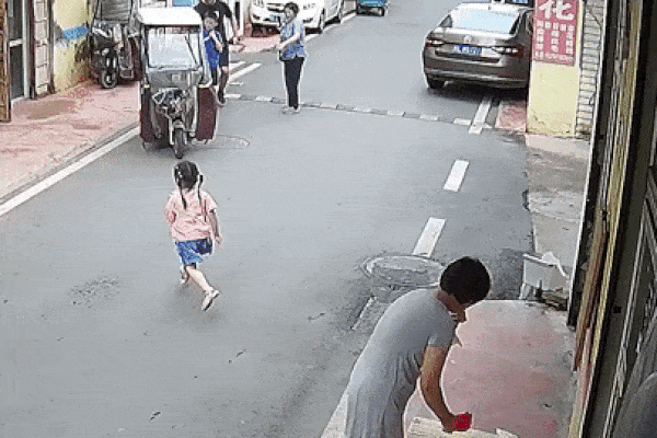 Clip: Cha quên tắt máy, 2 con nhỏ vặn tay ga lao thẳng vào xe tải-1