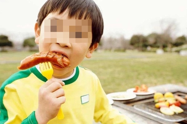 Ăn thứ này mỗi ngày, con tăng 21% nguy cơ ung thư trực tràng, dậy thì sớm nhưng mẹ không hay biết-2