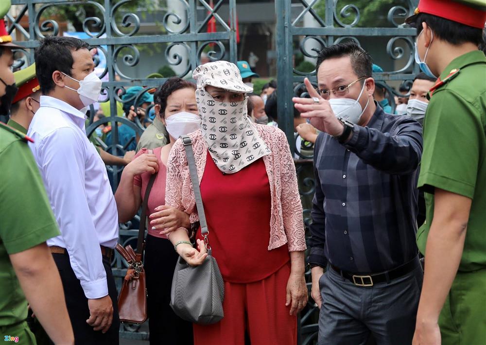 Mẹ bật khóc ở phiên xử con gái 8 tuổi bị bạo hành-4