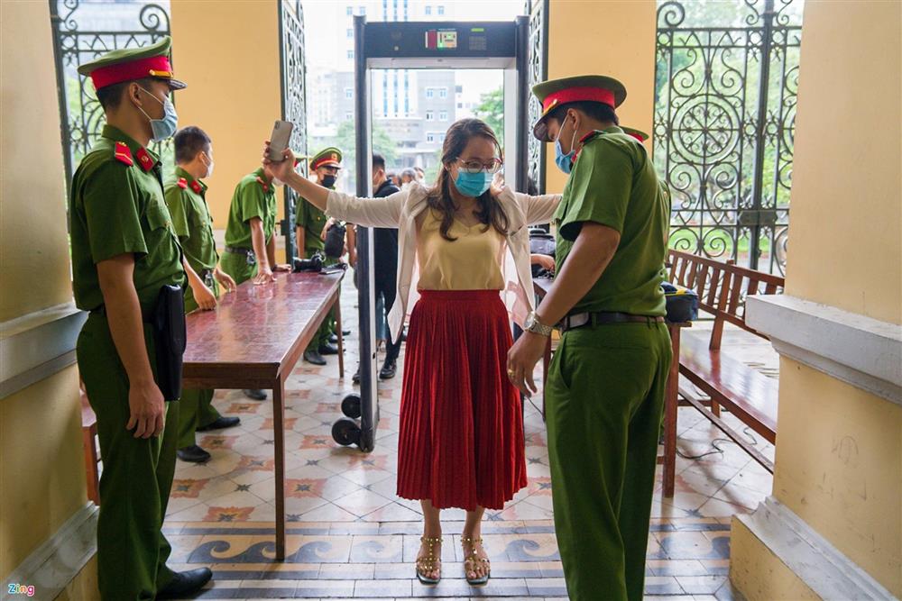 Mẹ bật khóc ở phiên xử con gái 8 tuổi bị bạo hành-6