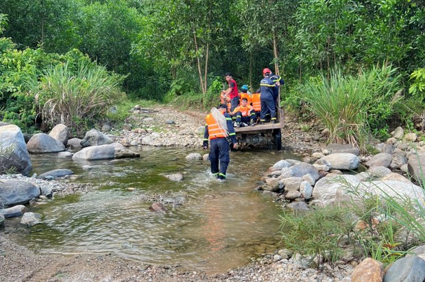 Nam du khách rơi xuống thác nước ở Đà Nẵng tử vong trong lúc chụp ảnh-4