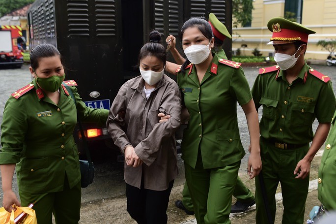 Dì ghẻ Nguyễn Võ Quỳnh Trang vừa khai vừa khóc-1