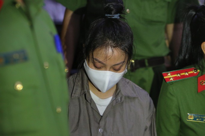 Dì ghẻ Nguyễn Võ Quỳnh Trang vừa khai vừa khóc-10