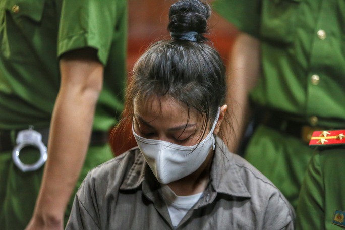 Dì ghẻ Nguyễn Võ Quỳnh Trang vừa khai vừa khóc-12