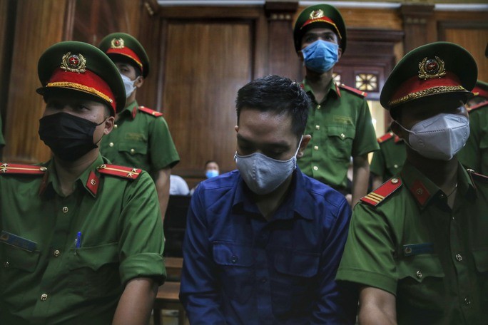 Dì ghẻ Nguyễn Võ Quỳnh Trang vừa khai vừa khóc-13