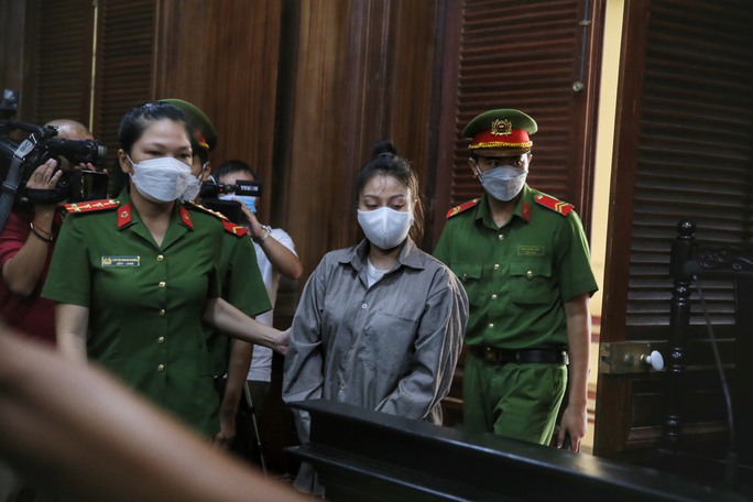 Dì ghẻ Nguyễn Võ Quỳnh Trang vừa khai vừa khóc-16