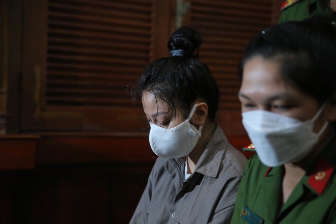 Dì ghẻ Nguyễn Võ Quỳnh Trang vừa khai vừa khóc-6