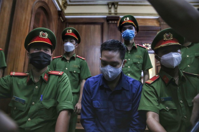 Dì ghẻ Nguyễn Võ Quỳnh Trang vừa khai vừa khóc-8