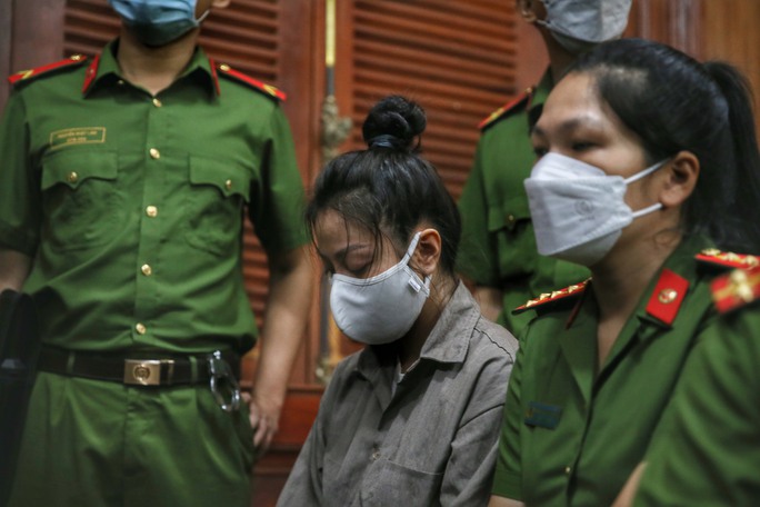 Dì ghẻ Nguyễn Võ Quỳnh Trang vừa khai vừa khóc-9