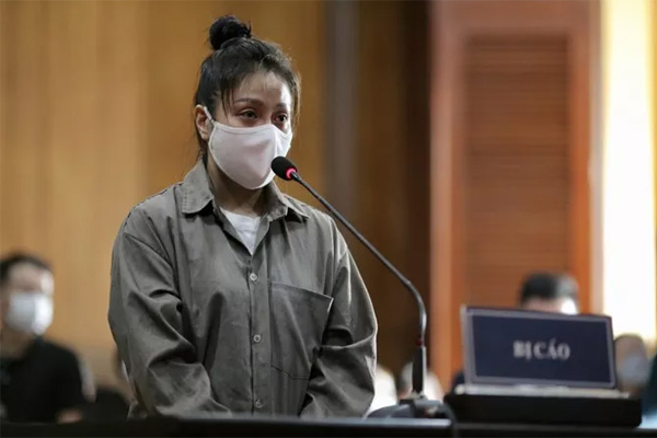 VIDEO: Áp giải 2 bị cáo bạo hành bé gái 8 tuổi đến tòa-1