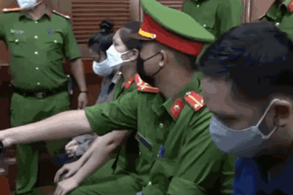 Clip: Hành vi đáng phẫn nộ của người đàn ông sau khi con gái bị tranh chỗ chơi trong siêu thị-1