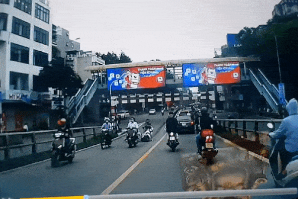 Cô gái ngã ngay trước mũi ôtô sau va chạm ở chân cầu vượt