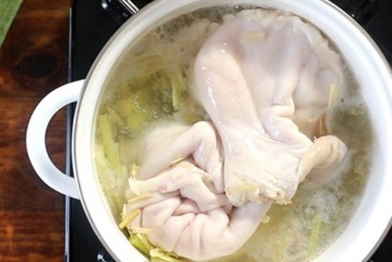 Luộc dạ dày thâm đen, kém giòn là do thiếu thứ quan trọng này