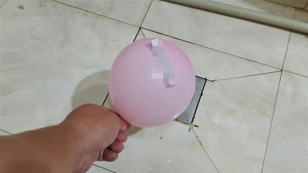 Đặt một quả bóng bay trong phòng tắm ai ngờ lại có ích, hiệu quả ngay lập tức khiến ai cũng muốn học theo-2