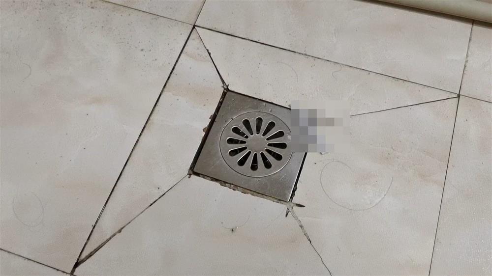 Đặt một quả bóng bay trong phòng tắm ai ngờ lại có ích, hiệu quả ngay lập tức khiến ai cũng muốn học theo-1