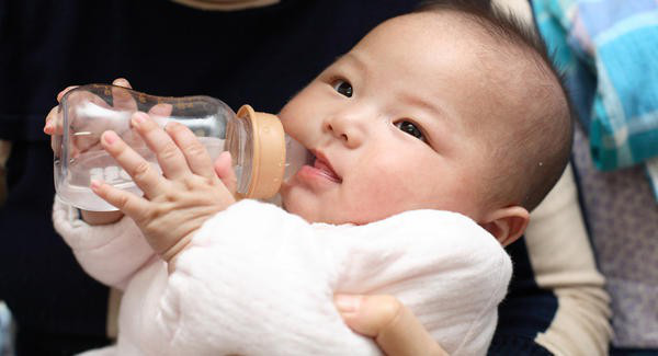 Trẻ sơ sinh có được uống nước không? Cho trẻ uống nước khi nào?-3