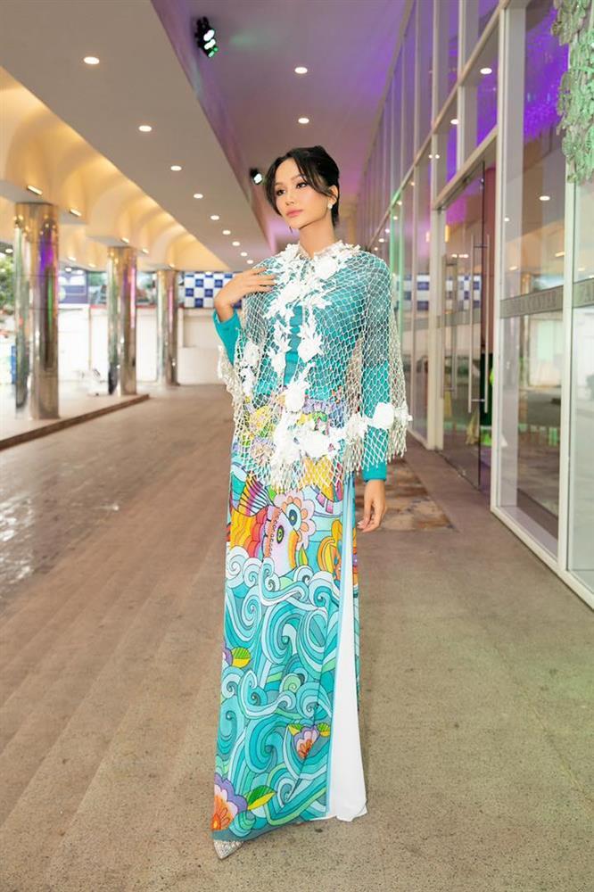 HHen Niê gây tranh cãi vì mặc áo dài kèm lưới đánh cá-2