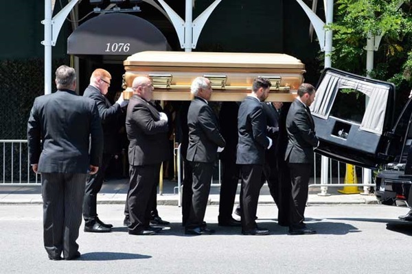 Ông Donald Trump dự tang lễ đẫm nước mắt” của vợ cũ-10