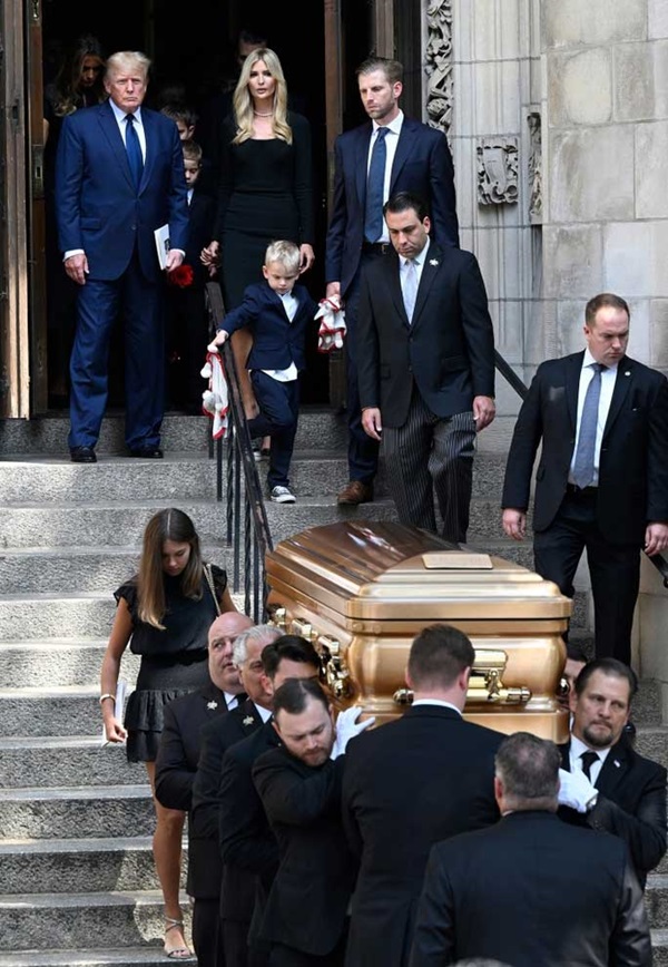 Ông Donald Trump dự tang lễ đẫm nước mắt” của vợ cũ-7