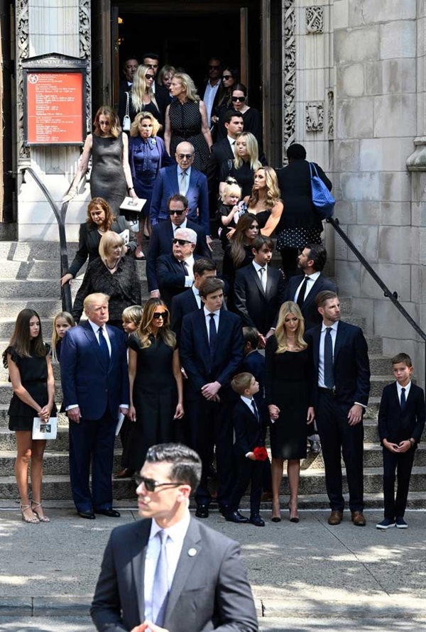 Ông Donald Trump dự tang lễ đẫm nước mắt” của vợ cũ-8