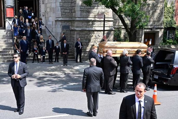 Ông Donald Trump dự tang lễ đẫm nước mắt” của vợ cũ-9