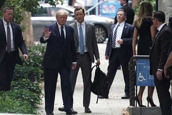 Ông Donald Trump dự tang lễ “đẫm nước mắt” của vợ cũ
