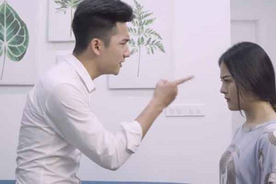 Tranh thủ giờ nghỉ trưa về thăm vợ mới cưới, thấy cảnh tượng trên giường, tôi viết đơn ly hôn