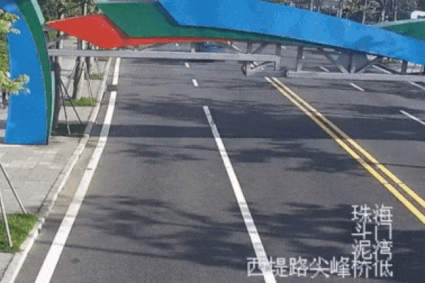 Đâm vào khung giới hạn chiều cao, xe tải 'đứt làm đôi'