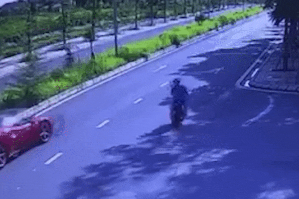 Cảnh siêu xe Ferrari 488 lao như bay, tông bật gốc cây