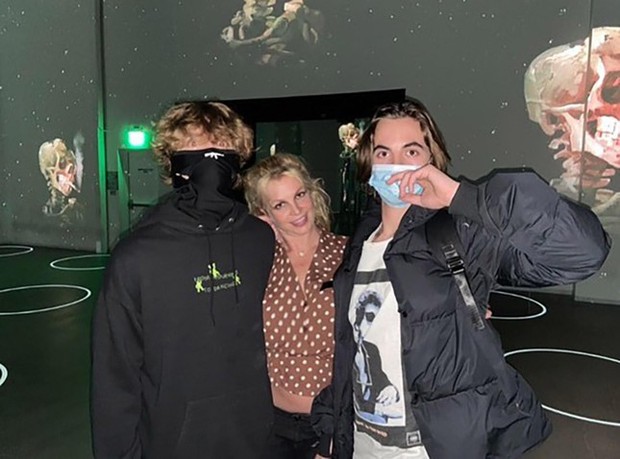 Quan hệ của Britney Spears và hai con trai sau kết hôn với chồng kém tuổi-3