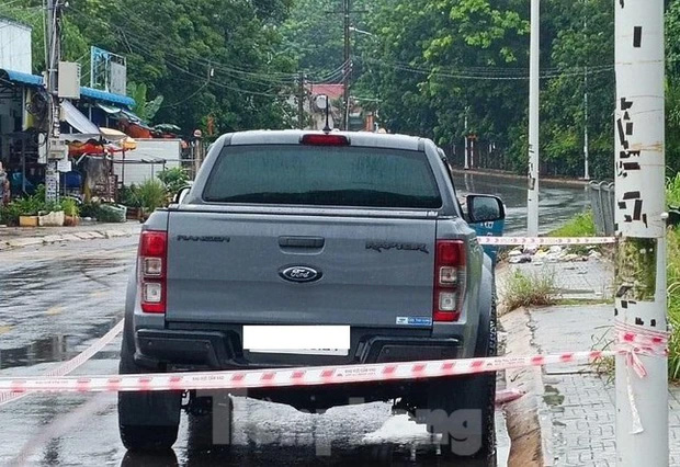 Phát hiện tài xế ngồi bất động trong xe bán tải sau hai ngày đậu giữa đường-1