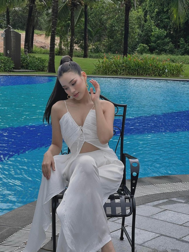 Mặc style áo xẻ khoe cơ bụng, Đỗ Thị Hà và Thùy Tiên khiến fan trầm trồ với vẻ nóng bỏng-2