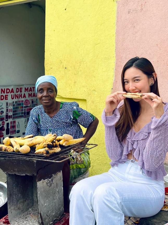 Mặc style áo xẻ khoe cơ bụng, Đỗ Thị Hà và Thùy Tiên khiến fan trầm trồ với vẻ nóng bỏng-7