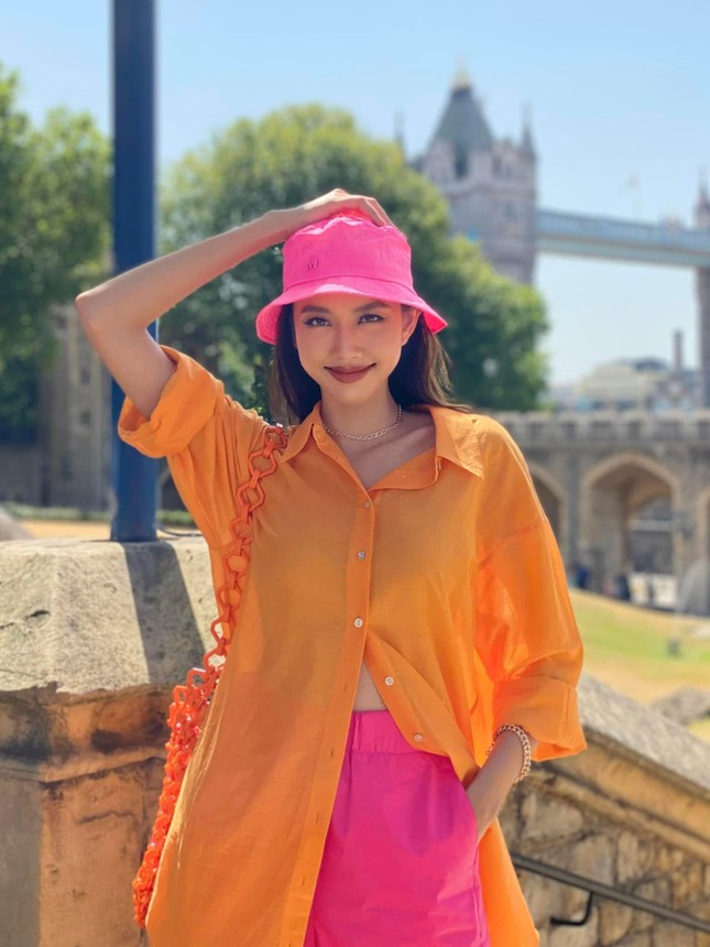 Mặc style áo xẻ khoe cơ bụng, Đỗ Thị Hà và Thùy Tiên khiến fan trầm trồ với vẻ nóng bỏng-8