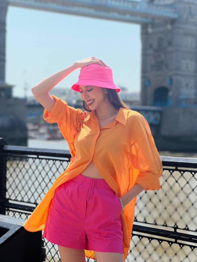 Mặc style áo xẻ khoe cơ bụng, Đỗ Thị Hà và Thùy Tiên khiến fan trầm trồ với vẻ nóng bỏng-9